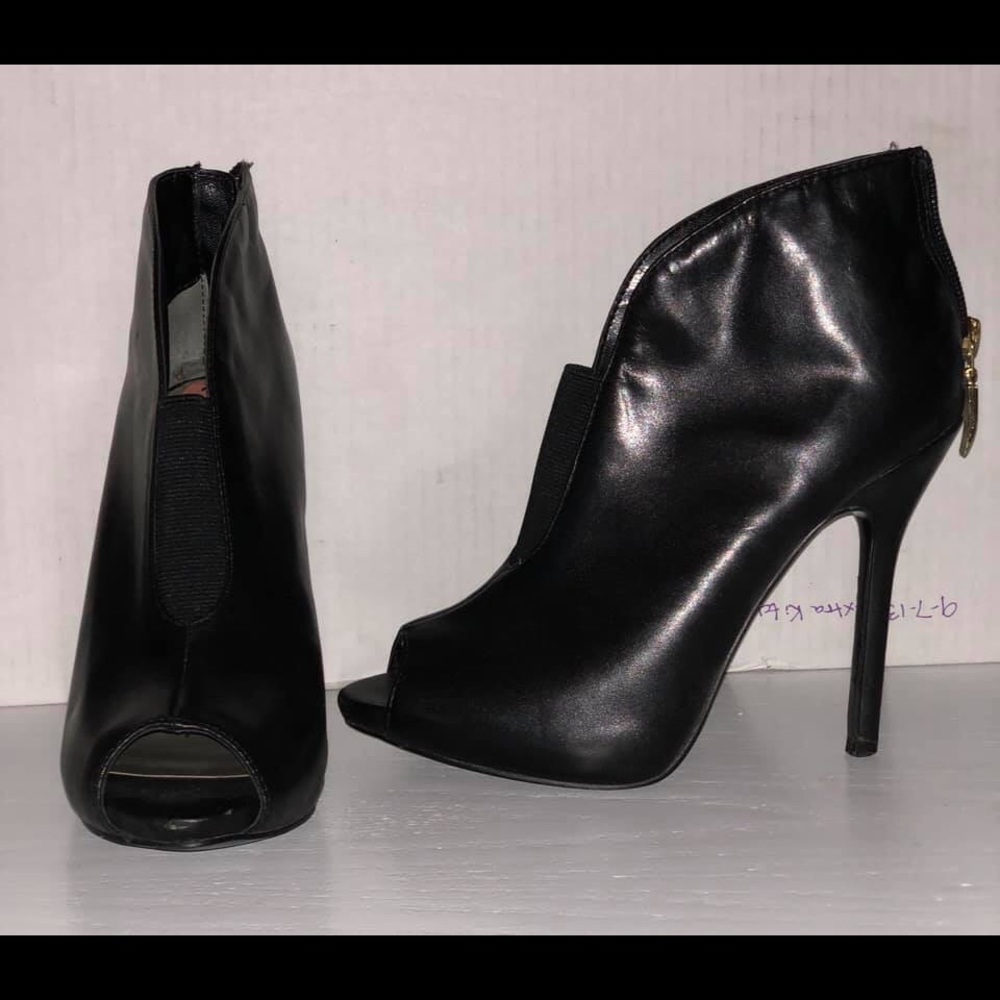 Black high heel shoes size 7